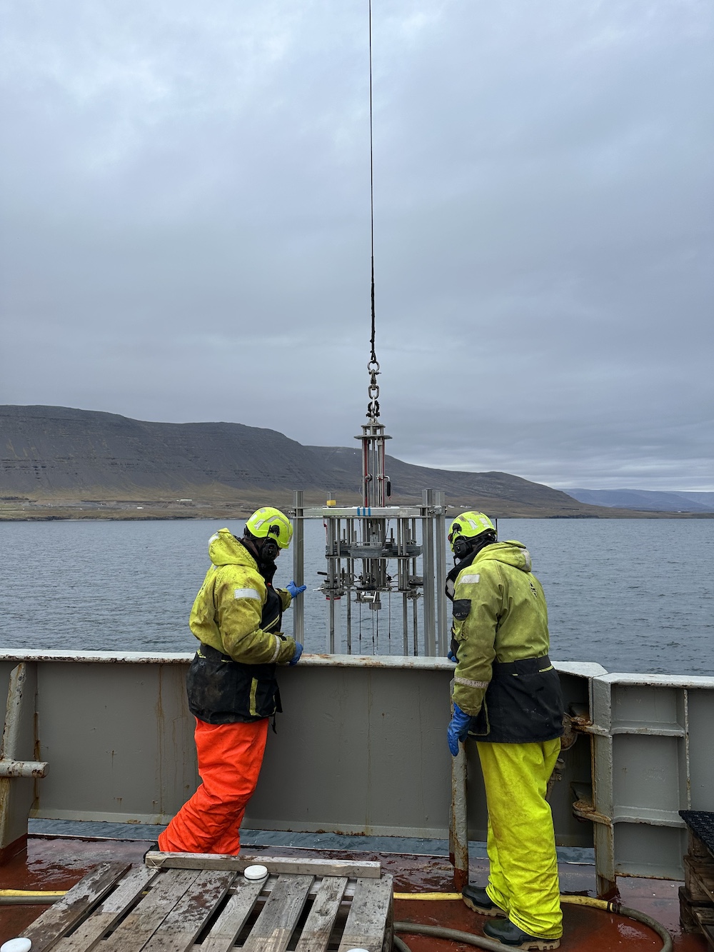 Kjarnasýnataka um borð í Bjarna Sæmundssyni í einum af leiðangrum Hafrannsóknastofnunar